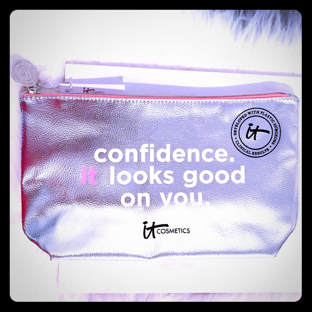 IT Cosmetics bag “Confidence It Looks Good On You”